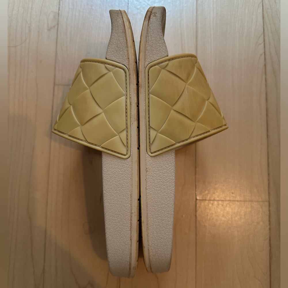 Vince rubber pool slides size 6 color cream
